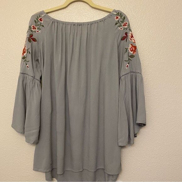 Umgee gray off the Shoulder Top blouse Embroidered Bell Sleeve oversized boho S - Picture 9 of 9